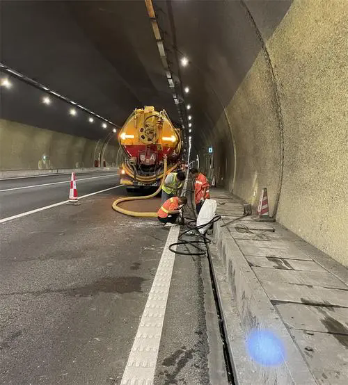 上犹隧道排水渠清淤